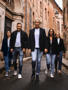 Employés de l'agence Maja marchant dans une rue toulousaine