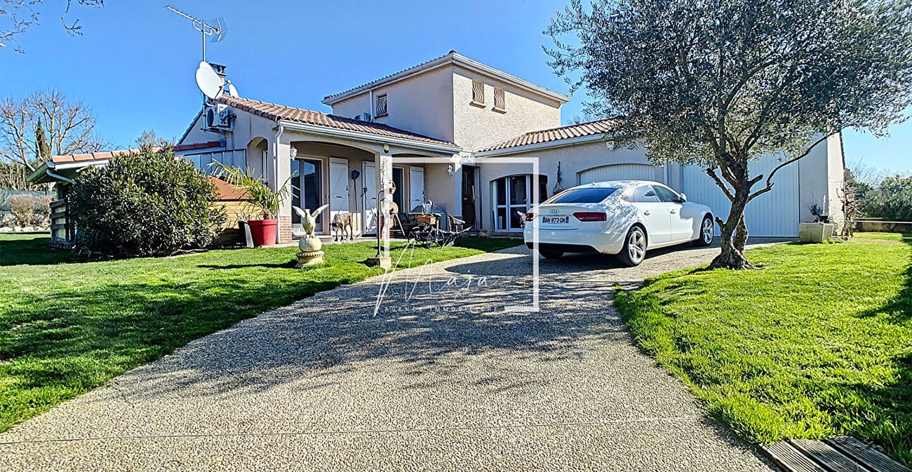 Maison avec grand jardin, garage et voiture blanche garée devant