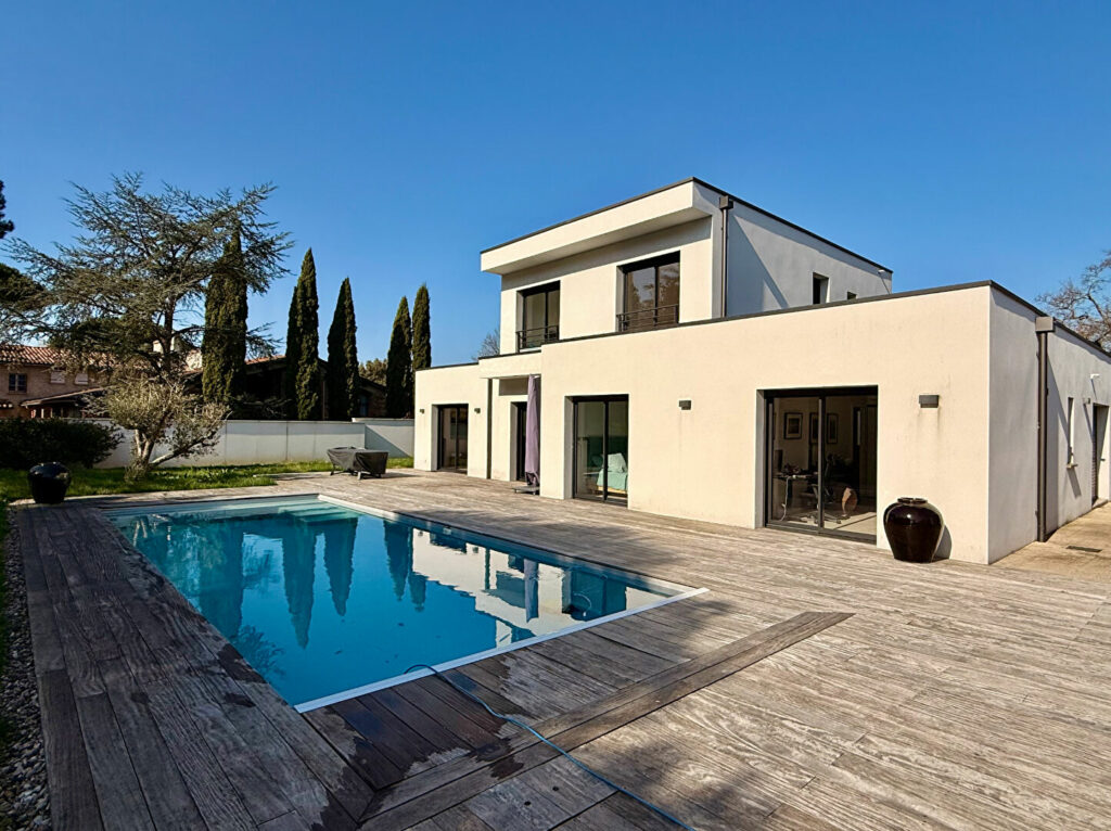 La contemporaine au vert  – Vielle Toulouse